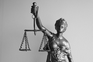 Jak wygląda pomoc adwokata i czy warto z niej skorzystać?